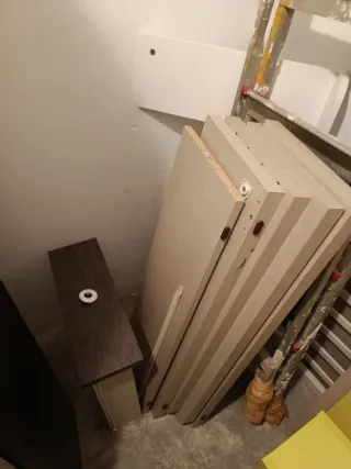 Mueble juvenil blanco y amarillo compuesto de cama