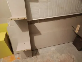 Mueble juvenil blanco y amarillo compuesto de cama