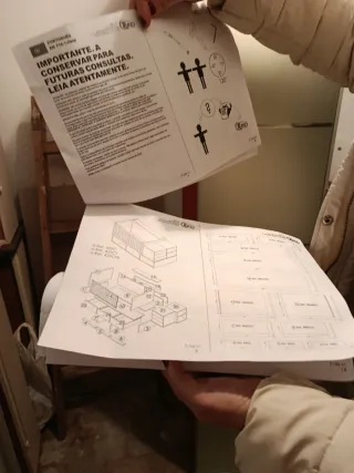 Mueble juvenil blanco y amarillo compuesto de cama