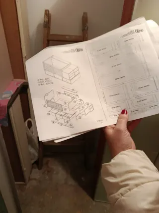 Mueble juvenil blanco y amarillo compuesto de cama