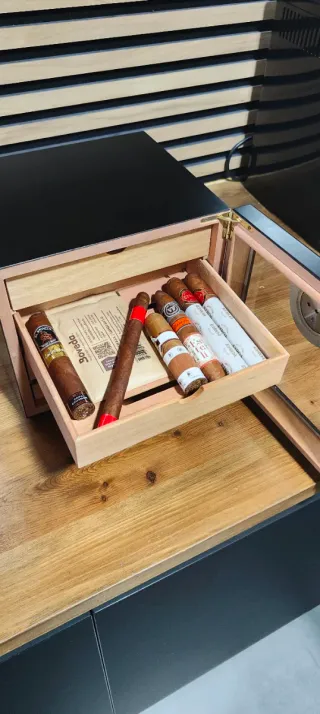 Humidor per sigari con 4 vassoi.
