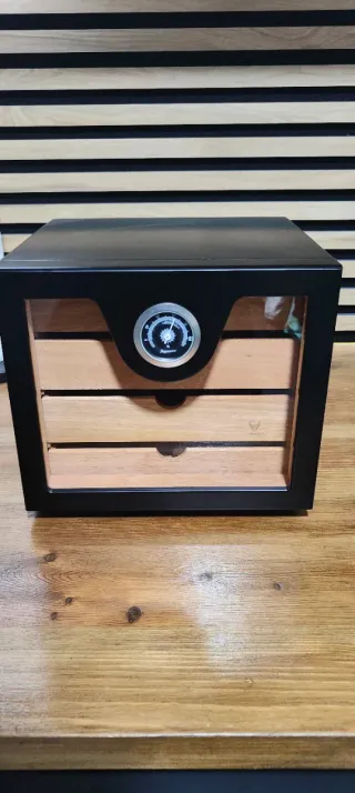 Humidor per sigari con 4 vassoi.