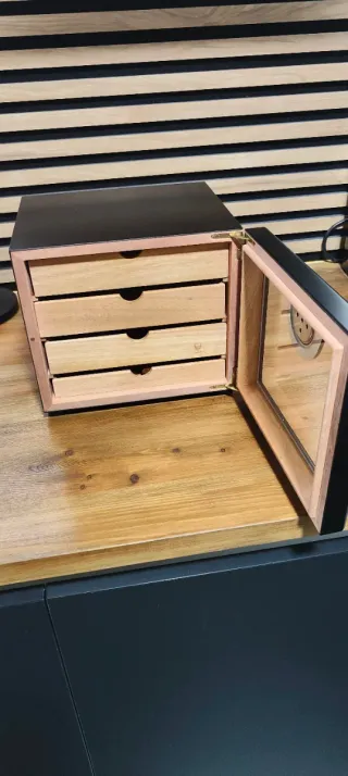 Humidor per sigari con 4 vassoi.