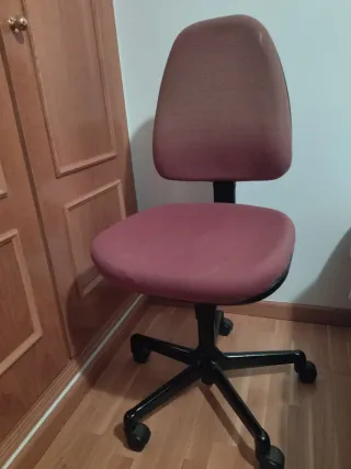 Silla de escritorio rosa y negra