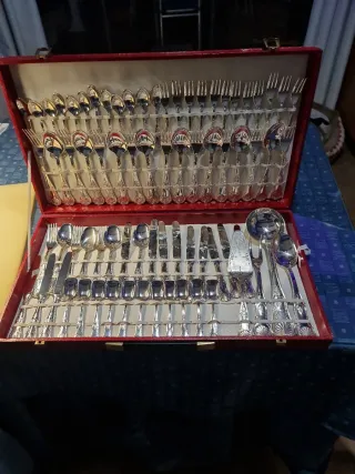 Cubertería de metal plateada