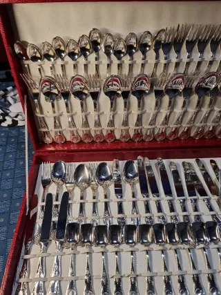 Cubertería de metal plateada