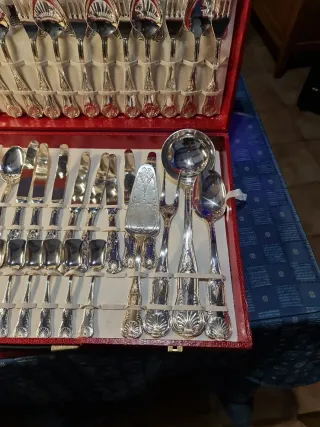 Cubertería de metal plateada