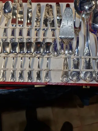 Cubertería de metal plateada