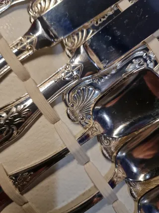 Cubertería de metal plateada