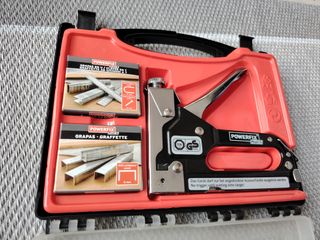 Grapadora Powerfix con grapas