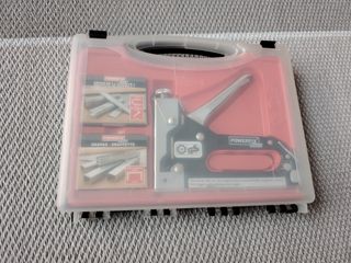 Grapadora Powerfix con grapas