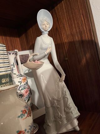 Figura de porcelana mujer con cesta