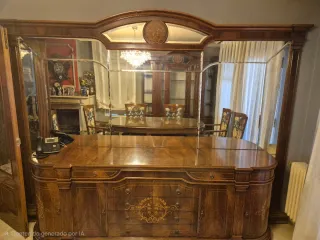 Aparador de madera con cristal