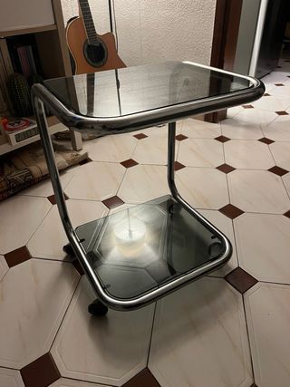 Mesa auxiliar vintage años 70 con ruedas y vidrio