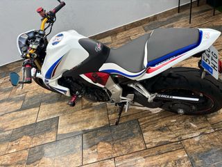 Moto Naked Blanca, Roja y Azul