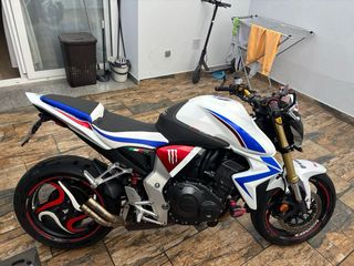 Moto Naked Blanca, Roja y Azul