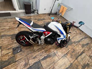 Moto Naked Blanca, Roja y Azul