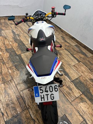 Moto Naked Blanca, Roja y Azul