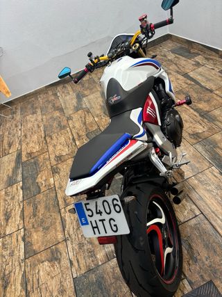 Moto Naked Blanca, Roja y Azul