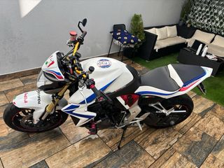 Moto Naked Blanca, Roja y Azul