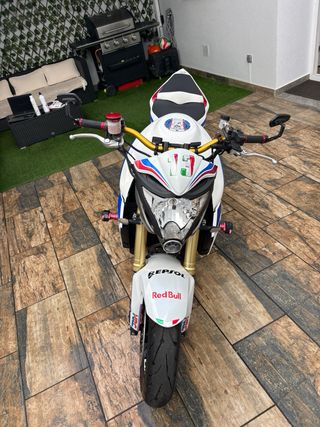 Moto Naked Blanca, Roja y Azul