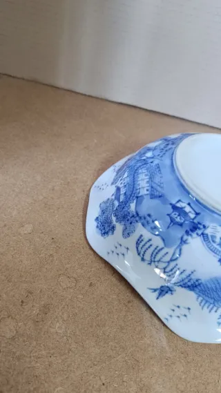 Taça pintada à mão em porcelana