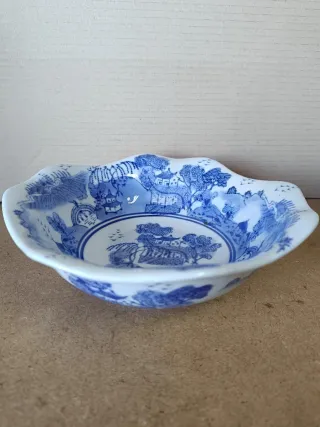 Taça pintada à mão em porcelana