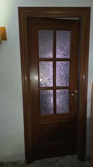 Puerta de madera con cristal