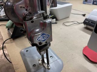 CORTADORA VERTICAL DE TEJIDOS BLUE STREAK II