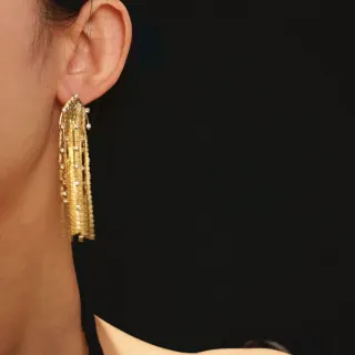 Pendientes largos dorados con pedrería