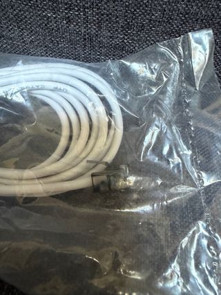 Cable de teléfono blanco nuevo
