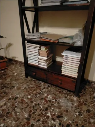 Estantería de madera oscura