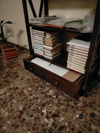 Estantería de madera oscura