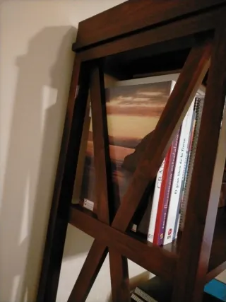 Estantería de madera oscura