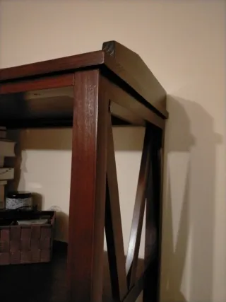 Estantería de madera oscura