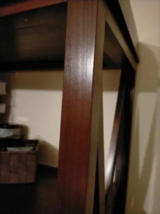 Estantería de madera oscura