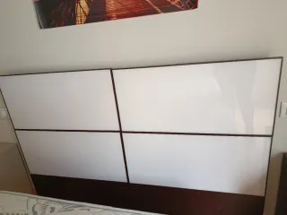 Cabecero de cama marrón y blanco