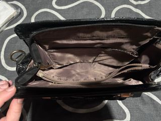 Bolso negro elegante con relieve