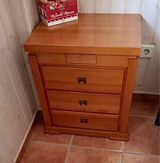 Armario de madera maciza con puertas de cristal