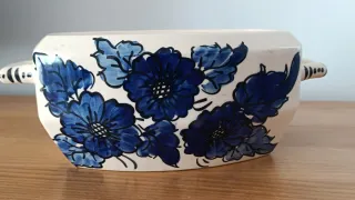 Terrina pintada à mão com flores azuis