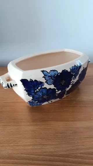 Terrina pintada à mão com flores azuis