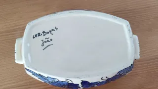 Terrina pintada à mão com flores azuis