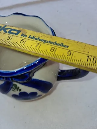 Caraffetta con fiore blu in rilievo