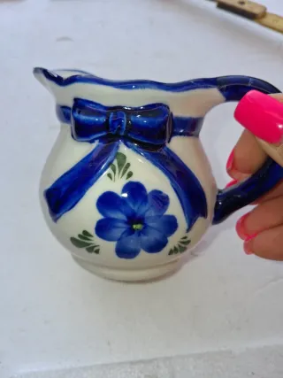 Caraffetta con fiore blu in rilievo