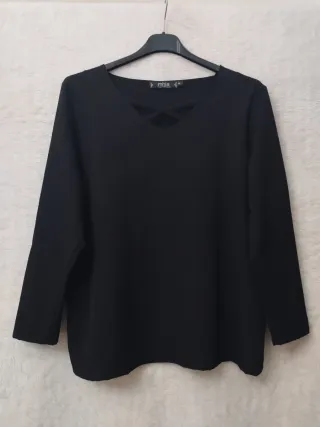 Blusa negra con escote cruzado