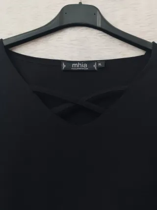 Blusa negra con escote cruzado
