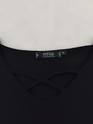 Blusa negra con escote cruzado