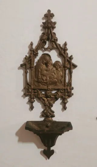 Antica acquasantiera in metallo