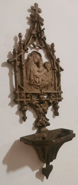Antica acquasantiera in metallo
