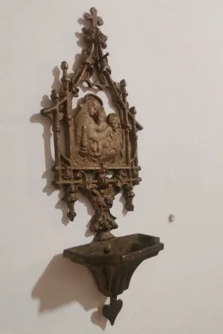 Antica acquasantiera in metallo